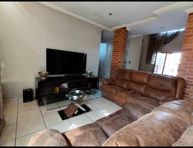 3 BEDROOM TOWNHOUSE FOR SALE IN CASHAN